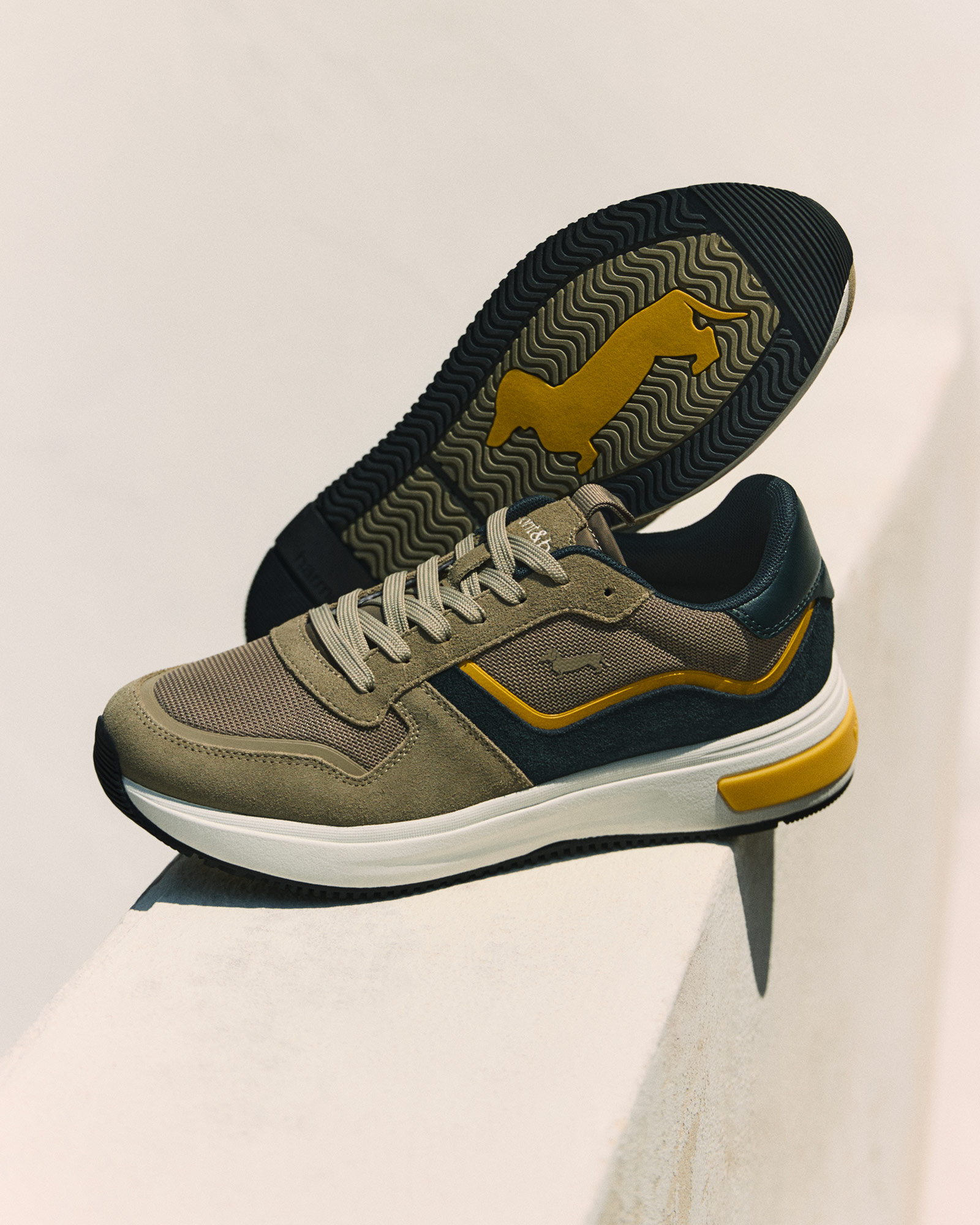 Sneakers con texture miste pied-de-poule e dettagli marroni